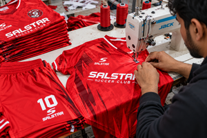 Maillot de football rouge à col en V, manches courtes, respirant, coupe athlétique, uniforme pour homme toutes saisons, impression sublimée, fabrication sur mesure - Product Image 4