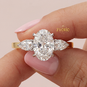 Anillo de Compromiso de Lujo con Diamante Ovalado de 1.20 Quilates Cultivado en Laboratorio, EF VS1, Plata de Ley, Anillo de Tres Piedras con Acento de Pera para Boda - Product Image 1