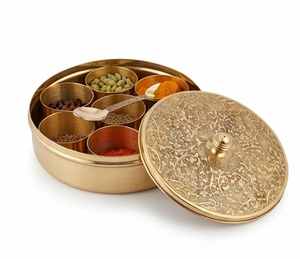 Boîte à épices ronde dorée de style antique avec couvercle à motif floral pour le rangement des épices et la présentation en cuisine - Product Image 1