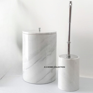 Ensemble de salle de bain moderne et écologique avec finition marbre personnalisée, porte-brosse de toilette et seau de rangement, accessoires, lot de 2 - Product Image 1