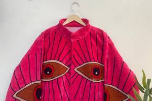 Veste matelassée en velours Suzani faite main par un designer – Manteau de luxe rose brodé main avec motif œil porte-bonheur, idéal pour mariage, fête, ou tenue d'extérieur. - Product Image 3