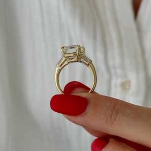 Bague à trois pierres en diamant de laboratoire taille émeraude 8 carats E VVS2, bague trilogie taille émeraude et baguette, certifiée IGI - Product Image 3