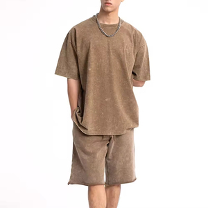 เสื้อยืดแขนสั้นผ้าฝ้ายแท้ทรงหลวมสไตล์ลำลองสำหรับผู้ชาย OEM ขายส่ง พร้อมกางเกงขาสั้นเข้าชุด สีซีดจางแบบซันเฟด - Product Image 1