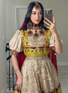 Robe de mariée afghane moderne de style Pashtun, longueur cheville, coupe trapèze, avec appliques en dentelle, volants et design tribal nomade - Product Image 3