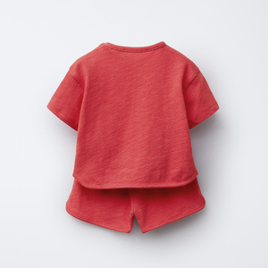 Conjunto unisex de camiseta roja y pantalones cortos de manga corta con cuello redondo, conjunto informal de verano estampado de 2 piezas. - Product Image 2