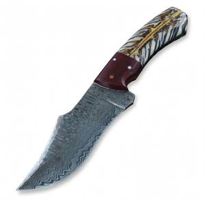 Outil de terrain artisanal en acier Damas à contraste élevé, manche en résine à motif plume, avec bolster en bois rouge - Product Image 6