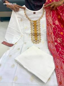 ผ้าไหมคันจิวารัมคุณภาพพรีเมียม พร้อมงานปักที่คอเสื้อและขอบเสื้อ ชุดคุर्ติ-กางเกงขายาวสีขาวตรง และผ้าคลุมไหล่สีชมพู แฟชั่นสำหรับผู้หญิง - Product Image 5