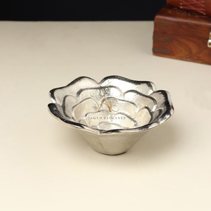 Elegante tazón decorativo de metal con forma de rosa plateada, accesorio de lujo para mesa, decoración para el hogar, plato para servir, ideal para regalo. - Product Image 1