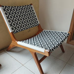 Sillón tejido a mano con motivos étnicos para sala de estar y terraza, diseño moderno en blanco y negro - Product Image 2