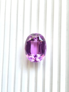 Piedra de kunzita natural de 103.70 quilates con corte ovalado para la elaboración de joyería fina. - Product Image 3