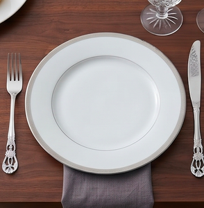 Ensemble de cuillères en acier inoxydable finition argentée, élégantes, pour la salle à manger, la cuisine et le service. - Product Image 4