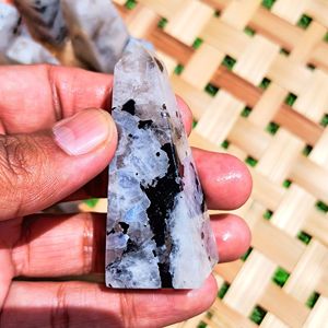 Obelisco de Piedra Lunar Arcoíris Natural Chakralume, Cristal con Destello Azul, Piedra Curativa, Reiki, Meditación, Decoración Energética, Hecho a Mano, Feng Shui - Product Image 3