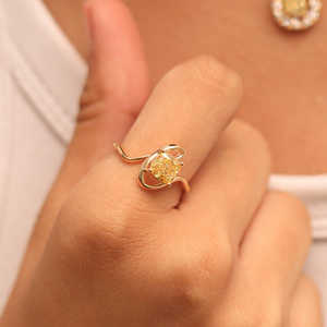 Bague de fiançailles de luxe en or massif et platine, sertie d'un moissanite jaune taille coussin de 2,15 carats, forme fluide, bijoux fins faits à la main - Product Image 1