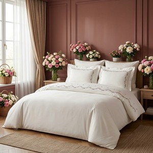 Parure de lit brodée motif vigne de roses vintage, housse de couette en coton blanc doux de qualité supérieure et taies d'oreiller décoratives florales pour chambre principale - Product Image 1