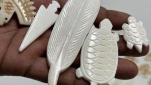 Colgantes de Hueso Tallados a Mano con Diseños de Coníferas, Plumas de Tortuga y Puntas de Flecha, en Colores Crema/Blanco Hueso/Marrón Claro, para la Creación de Joyería Artesanal - Product Image 4