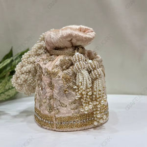 กระเป๋ากำมะหยี่บลัชออนประดับด้วยดอกไม้ zari ประดับด้วยไข่มุกประดับพู่สำหรับเทศกาลอุปกรณ์เสริมมือจับสำหรับเจ้าสาว - Product Image 2