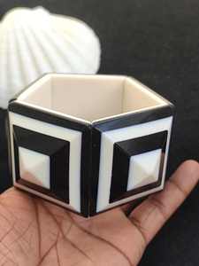 Accessoires de mode pour filles faits à la main, design antique noir et blanc, pour les fêtes, par Universal Overseas - Product Image 2