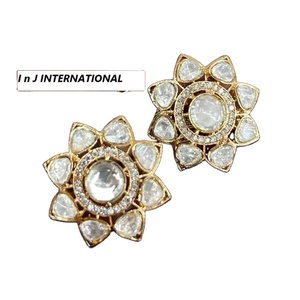 Boucles d'oreilles contemporaines en plaqué or Moissanite Polki Studs Bijoux en alliage de style ethnique à la mode pour les occasions de fête - Product Image 1