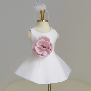 Robe de cérémonie sans manches pour enfants, coupe trapèze, avec délicat col orné de perles et charmante applique florale à la taille - Product Image 4