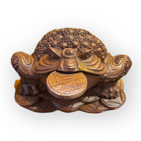 Statue de crapaud en bois sculptée avec raffinement, présentée sur un autel dédié au Dieu de la Richesse et au Dieu de la Terre