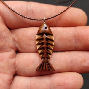 Collier avec pendentif poisson en bois, charme en bois naturel sculpté à la main, couleur marron, design minimaliste pour les amoureux de la nature - Product Image 3