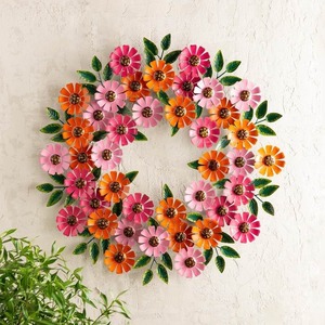 Couronne florale en métal coloré avec des marguerites roses et oranges et des feuilles vertes, parfaite pour une charmante décoration de porte printanière - Product Image 2
