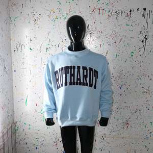 Sudadera RUTHARDT SKY BLUE con cuello alto, 100% azul oscuro, con apliques bordados, cuello ancho, hilos finos - Product Image 5