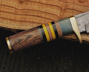 Couteau Bowie Damas fait main sur mesure, 12 pouces, manche en bois Pakka avec résine et bolster en laiton - Product Image 5