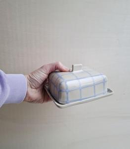 Porte-beurre moderne à motif à carreaux avec couvercle, plateau de service compact, finition brillante, élégant support de rangement pour beurre de comptoir de cuisine - Product Image 4