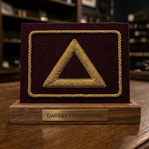 Plaque de reconnaissance personnalisée de qualité supérieure avec patch triangulaire en fil d'or maçonnique sur feutre bordeaux et bordure tressée dans un cadre en bois foncé - Product Image 1