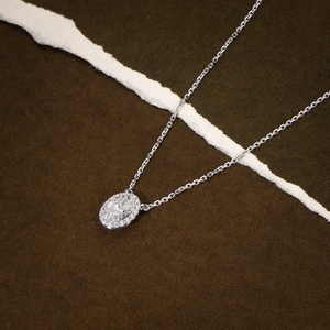 Collar con Colgante de Diamante de Corte Ovalado y Piedras Laterales – Elegante Diseño de Halo Brillante, Regalo Nupcial de Lujo, Joyería Fina Minimalista para Mujer - Product Image 3
