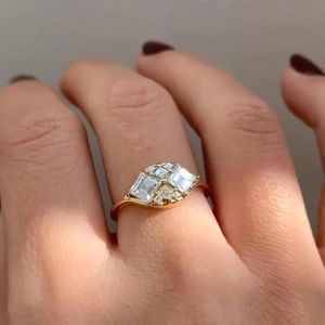 Bague de fiançailles en or jaune 14 carats avec diamant de laboratoire émeraude carré 1 carat, bijoux fins modernes pour mariée - Product Image 5