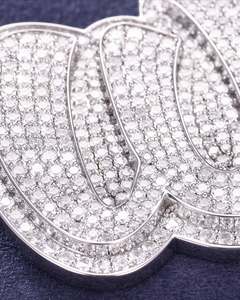 Colgante de Plata de Ley 925 Hecho a Mano con Baño de Rodio y Diamante Moissanita, Claridad VVS, Estilo Lujoso con Logotipo Totalmente Cubierto de Diamantes, Gran Brillo - Product Image 3