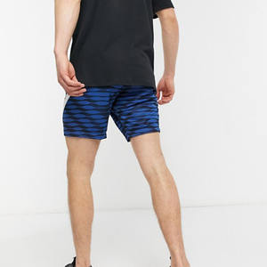 Diseño casual para el verano, estampado completo, cintura elástica, corte ajustado con cinta en contraste, pantalones cortos para hombre con diseño de logotipo. - Product Image 3