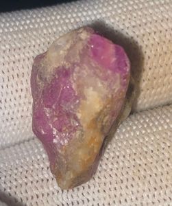 Pierre brute de rubis naturel 38,05 carats provenant des mines Femos John Saul du Kenya - Product Image 1