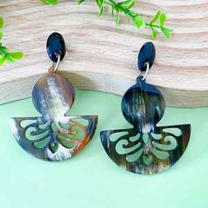 Nouveauté : Ensemble de boucles d'oreilles clous vintage pour femme, motif corne de mariage, couleur et taille personnalisables - Product Image 2