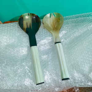 Ensemble élégant de cuillères à salade en corne de bœuf avec manche en os blanc, vaisselle artisanale à prix avantageux - Product Image 5