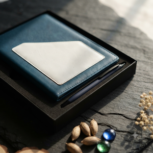 Ensemble cadeau de stylo à bille et agenda relié en velours PU bleu Aurelux Premium, poche latérale avant, 192 pages - Élégant et professionnel - Product Image 4