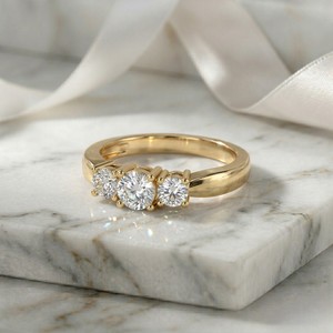 Bague solitaire de luxe certifiée en or plaqué 14 carats avec trois diamants ronds brillants de 1,50 carat de poids total, cultivés en laboratoire - Product Image 2