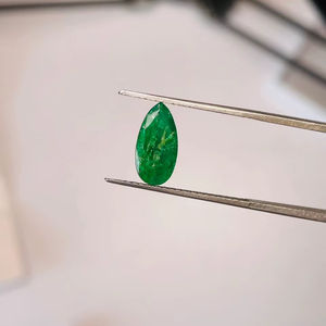 มรกตธรรมชาติจากแซมเบีย รูปทรงลูกแพร์ คู่หนึ่ง น้ำหนัก 3.07 กะรัต คุณภาพดี สีเขียวสวยงาม เงางาม ขัดเงาอย่างสมบูรณ์แบบ เหมาะสำหรับทำเครื่องประดับ - Product Image 3