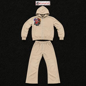 Ensemble de survêtement graphique beige pour homme : sweat à capuche zippé et pantalon de jogging large – Collection streetwear premium avec patch brodé - Product Image 5