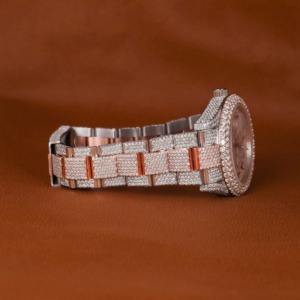 Montre de luxe sportive personnalisée Vanguard VVS Moissanite en argent, entièrement sertie de pierres, boîtier tonneau incurvé, avec indicateur Cyber Baguette et maillons - Product Image 2