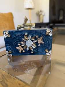 กระเป๋าถือทรงสูงประดับดอกไม้ประดิษฐ์จากเรซิ่น รุ่นวินเทจ ดีไซน์เนอร์ กระเป๋าคลัทช์สำหรับงานแต่งงาน กระเป๋าถือเพื่อนเจ้าสาว แฟชั่นยุโรป - Product Image 3