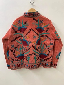 Veste en velours brodée Suzani faite à la main pour femmes, style bohème, motif floral, vêtement d'extérieur tendance pour l'hiver - Product Image 3