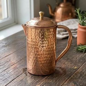 Service de carafes en cuivre pour une célébration de luxe sur le toit, ensemble de service en métal avec verres, durable et réutilisable pour la cuisine. - Product Image 4