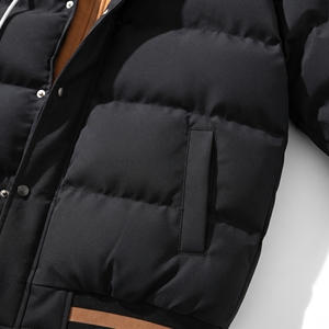 Blouson matelassé noir pour homme avec capuche, veste d'hiver matelassée, blouson bomber rembourré à boutons-pression avec poignets et ourlet côtelés contrastés - Product Image 5
