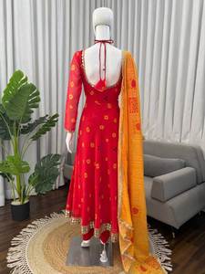 VASTRA COTTAGE Elegante Top de Georgette con Bordado de Espejo, Pantalón Suave con Forro de Seda y Dupatta con Estampado Digital Elegante para Fiesta o Boda - Product Image 5