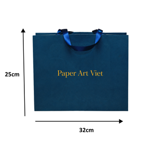 Sac d'emballage noir de luxe personnalisé avec logo de marque en relief, finition mate, respectueux de l'environnement, pour vêtements, estampage à chaud - Product Image 2