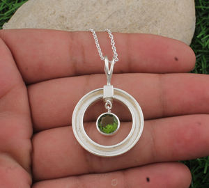 Pendentif artisanal en argent sterling 925 plaqué platine avec péridot naturel, bijoux unisexe, pierre de naissance de janvier, vente en gros - Product Image 6