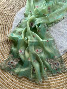 ผ้าไหมอินเดียแบบดั้งเดิมที่สวยงาม ผ้าเนื้อนุ่ม ซารี พร้อมเสื้อคลุมทันสมัยสุดพิเศษ สำหรับงานปาร์ตี้ งานแต่งงาน เหมาะสำหรับผู้หญิง - Product Image 5